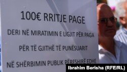 Protestat e punëtorëve të sindikatave në Prishtinë duke kërkuar paga më të mira.