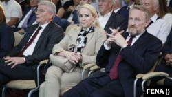 Šefik Džaferovic (lijevo), Sebija Izetbegović i Bakir Izetbegović na obilježavanju 32. godišnjice osnivanja Stranke demokratske akcije u Sarajevu, 22. maja 2022.