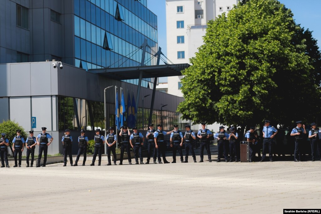 Policia para ndërtesës së Qeverisë së Kosovës derisa po mbahej protesta. 