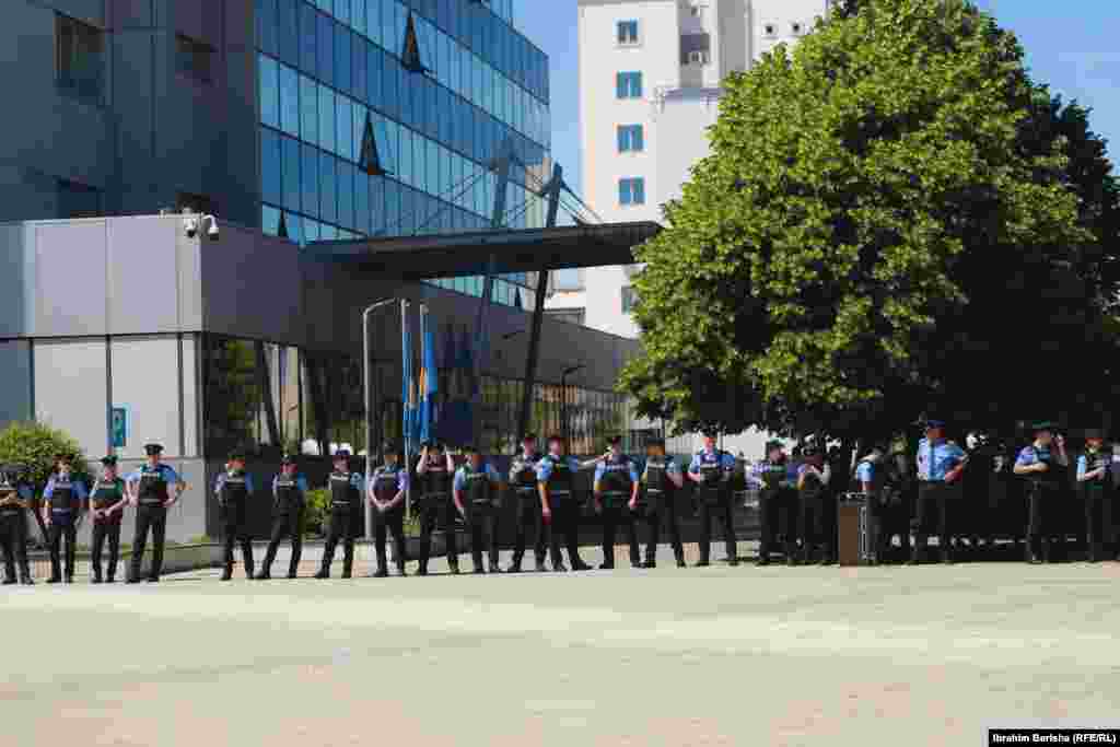 Policia para ndërtesës së Qeverisë së Kosovës derisa po mbahej protesta.&nbsp;