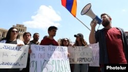 Armenia - Opposition supporters demonstrate outside the venue of the Democracy Forum attended by Armenian officials and Western diplomats, Yerevan, May 20, 2022.