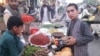 بازار های خرید و فروش در آستانه عید در ولایت کندز گرم و پر جنب و جوش است
