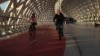 Казахстан, Нур-Султан. Велосипедисты на пешеходном мосту "Атырау"