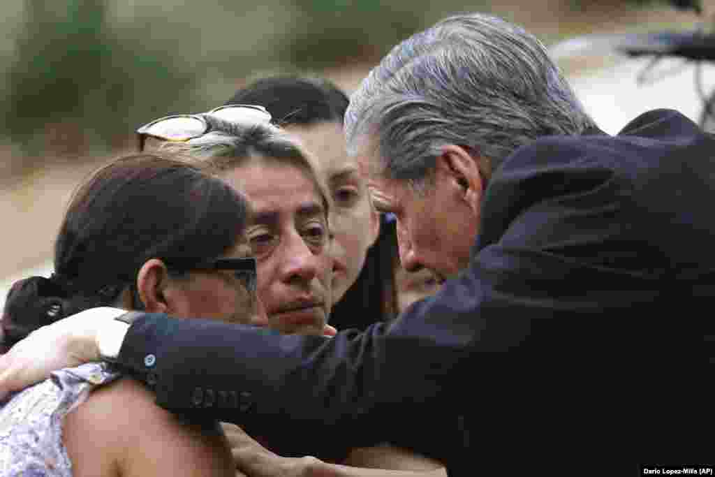 Gustavo Garcia-Siller, San Antonio érseke vigasztalja a családokat az iskolai lövöldözés után, május 24-én