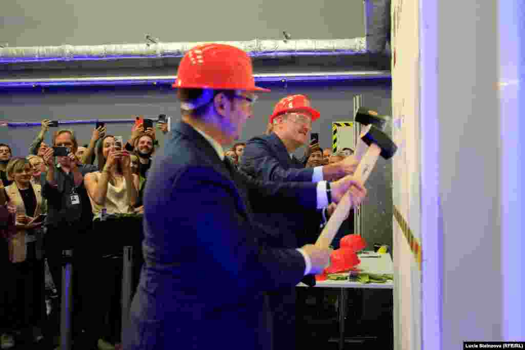 CZECH REPUBLIC -- the ground-breaking event -- Symbolic launch of project (breaking of fake wall, sledge hammers, hard hats) -- Czech FM Jan Lipavsky attends, Prague May 18, 2022