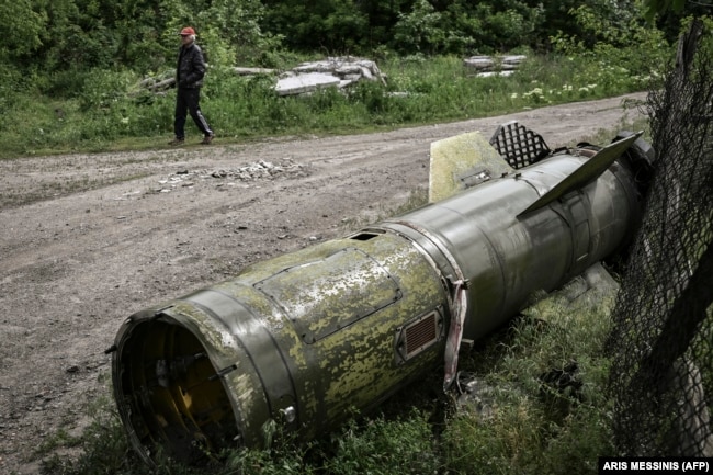 Resey küşteri atqan zımırannıñ bölşegi. Lisiçansk, Lugansk oblısı, Ukraina, 26 mamır 2022 jıl.