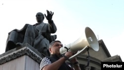 Артур Ванецян обращается к сторонникам оппозиции во время митинга в Ереване (архив).