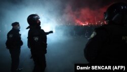 Policija i navijači ispred stadiona Maksimir u Zagrebu (Ilustrativna fotografija)