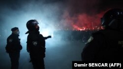 Policija i navijači ispred stadiona Maksimir u Zagrebu, fotoarhiv