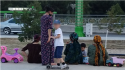 Diňle: Gender deňligi maslahatlarynyň arasynda eneleriň ýagdaýy agyrlaşýar