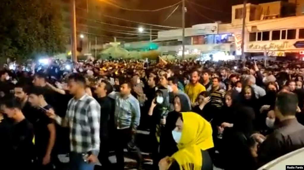 نمایی از یک راهپیمایی اعتراضی در آبادان