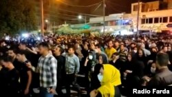 صحنه‌ای از تظاهرات چهارشنبه شب در آبادان که از روی یک ویدئو برداشته شده است