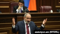 Премьер-министр Армении Никол Пашинян выступает в парламенте, Ереван, 25 мая 2022 г.