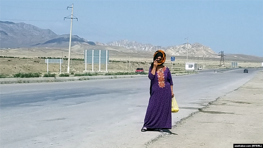 Женщина на трассе между Гаррыгалой и Нохуром (Арзувом).