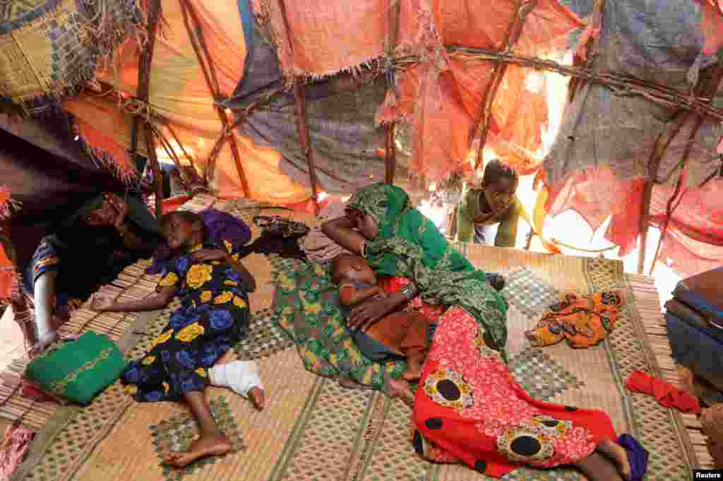 Abdia Aden Mohamed nyolchónapos kislányával és ötéves kisfiával pihen egy sátorban. A szárazság elpusztította az emberek mezőgazdasági terményei és háziállatai jelentős részét