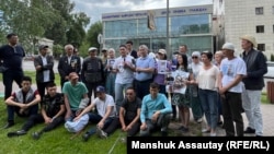 Люди, требующие справедливого расследования Январских событий, у здания прокуратуры Алматы 20 мая 2022 года