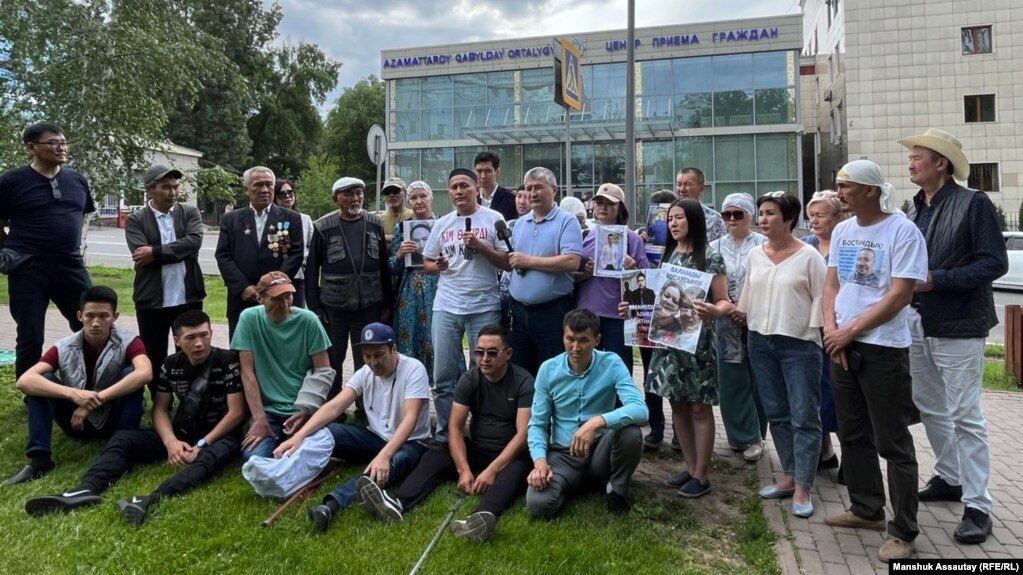 Группа людей, заявивших о пытках после январских событий, и их сторонники. 20 мая 2022 года