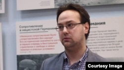 Борис Романов выступает на выставке о войнах