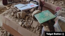 Шифти қулаган синфда 3-синф ўқувчилари ўқиган.