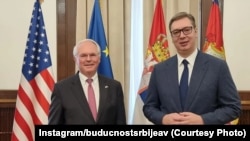 Ambasadori amerikan në Beograd, Christopher Hill, dhe presidenti serb, Aleksandar Vuçiq. 23 maj 2022.