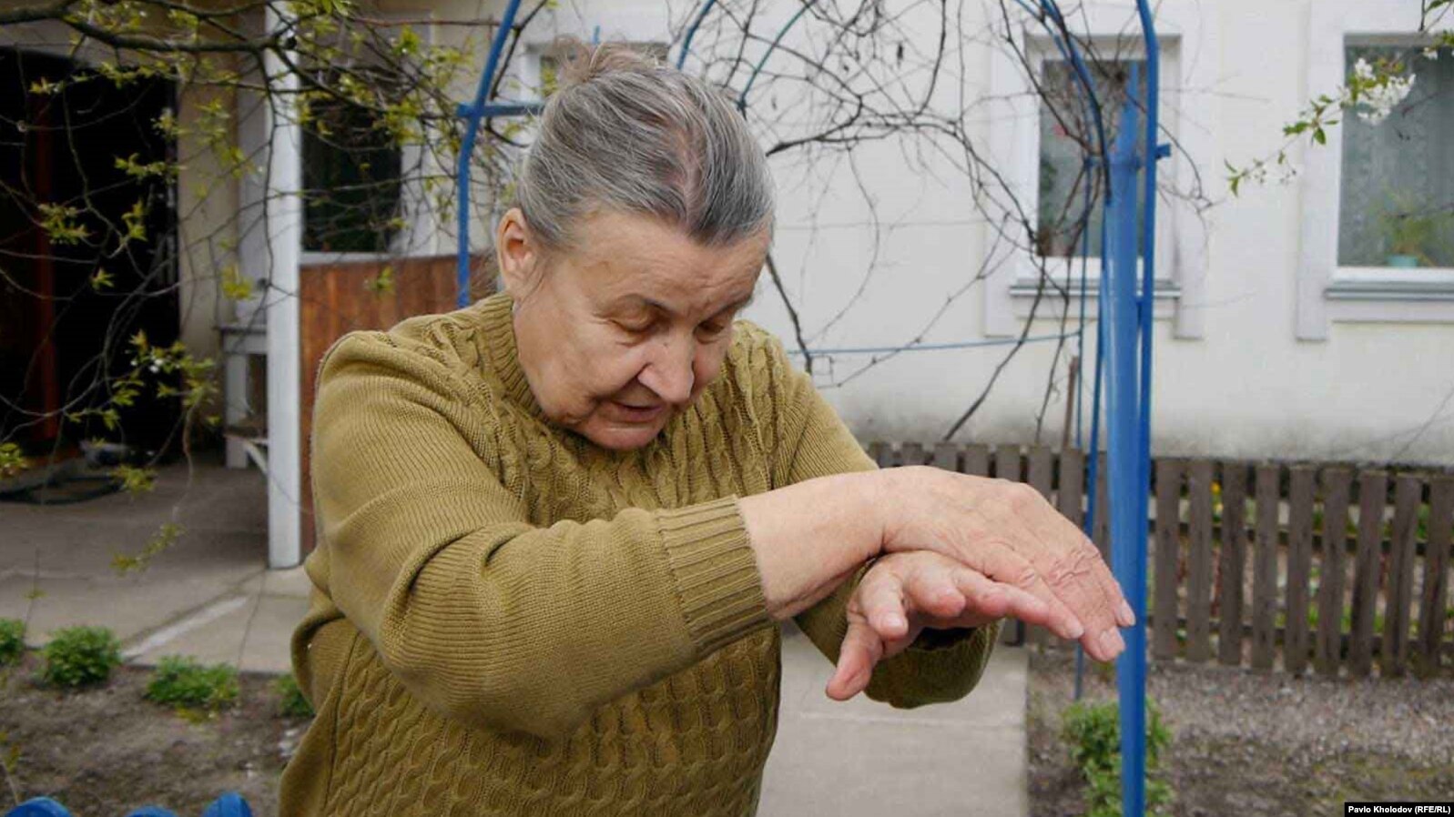 Ольга Зосименко показує, який вигляд мали цивільні полонені, коли їх вивели російські військові, щоб вперше показати рідним