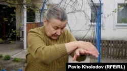 Ольга Зосименко показує, який вигляд мали цивільні полонені, коли їх вивели російські військові, щоб вперше показати рідним