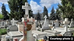 Mama Ioanei spune că se duce în fiecare săptămână la cimitir și îi îndemnă pe cei mai tineri să plece din România pentru că în cei șapte ani de la incendiul cin Colectiv nu s-a întâmplat nimic.