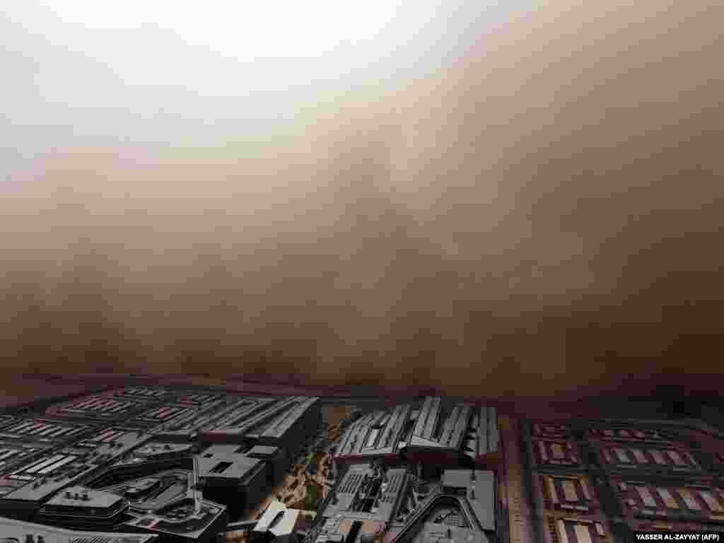Kuvaitban sem volt jobb a helyzet. A képen látható homokvihar itt épp a kuvaiti egyetemi kampusz felett tombolt május 23-án