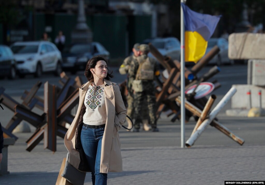 Një grua e veshur me një vyshyvanka ecën në Sheshin e Pavarësisë në Kiev.