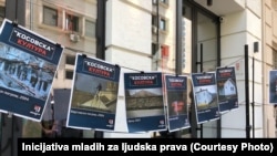 Beograd - Partia Demokratike e Serbisë (DSS) protestoi kundë mbajtjes së festivalit “Mirëdita, dobar dan”, aktivistët varën fotografi mbi të cilat është shkruar “Kultura e Kosovës”