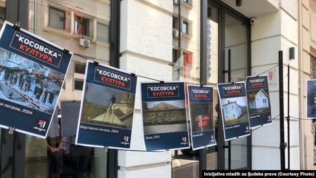 Beograd - Partia Demokratike e Serbisë (DSS) protestoi kundë mbajtjes së festivalit “Mirëdita, dobar dan”, aktivistët varën fotografi mbi të cilat është shkruar “Kultura e Kosovës”