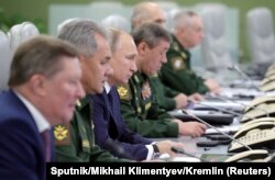 Владимир Путин наблюдает за испытаниями гиперзвуковой ракеты "Авангард", способной нести ядерный заряд. 26 декабря 2018 года