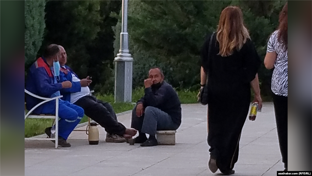 Мужчины отдыхают в парке. Ашхабад,&nbsp;май 2022 г.