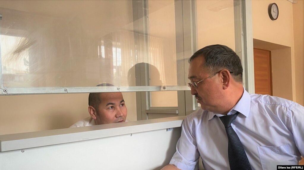 Ергали Кулбаев и его адвокат Бакытжан Сатыбалдиев. 18 мая 2022 года
