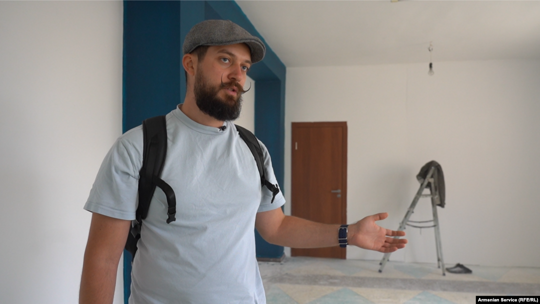 Artiom Emelianov, un angajat din industria IT care a părăsit Rusia pentru Armenia după invazia țării sale în Ucraina, intenționează să deschidă un spațiu de co-working în orașul Gyumri.