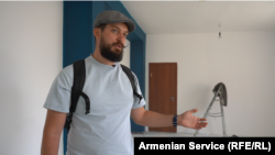 Artiom Emelianov, un angajat din industria IT care a părăsit Rusia pentru Armenia după invazia țării sale în Ucraina, intenționează să deschidă un spațiu de co-working în orașul Gyumri.