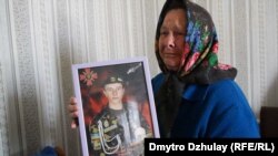 Ольга Довголап разом із портретом свого вбитого онука Віктора Балая