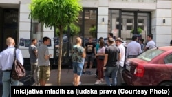 Aktivisti Demokratske stranke Srbije (DSS) protestuju ispred Endžio Haba protiv održavanja festivala "Mirdita, dobar dan", Beograd, 25. maj.