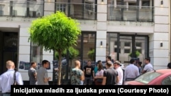 Partia Demokratike e Serbisë (DSS) protestoi përballë "Engio Hub", duke kërkuar anulimin e festivalit “Mirëdita, dobar dan”, 25 maj 2022.