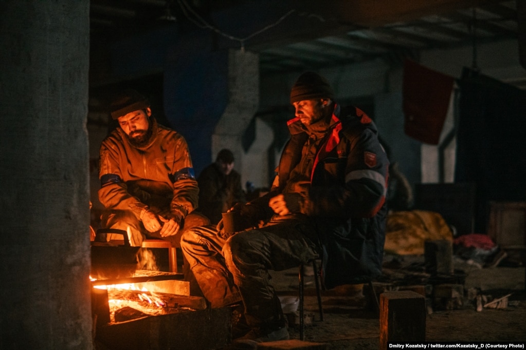 Regjimenti Azov është një grup vullnetarësh i krahut të djathtë që është pjesë e Gardës Kombëtare të Ukrainës që nga viti 2014. Ky grup që paraprakisht njihej si milici paramilitare me emrin Batalioni Azov, përkrah ideologji ultranacionaliste, që sipas autoriteteve në SHBA lidhet me ekstremizmin neo-nazist. Por, mbështetësit e batalionit i shohin pjesëtarët e tij si forca patriote dhe mjaft efektive në mbrojtjen e vendit. &nbsp;
