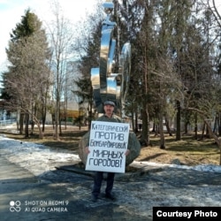 Petrozavodszkban Vlagyimir Malegin Kategorikusan ellenzem a békés városok elleni bombázásokat feliratú táblával állt ki tiltakozni