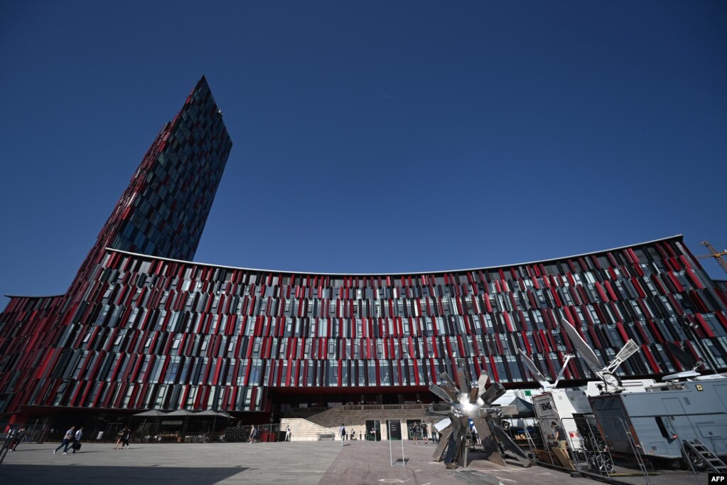 Pamje nga jashtë e stadiumit Arena Kombëtare në Tiranë, i përgatitur për ndeshjen finale të futbollit të Konferencës së Ligës së Evropës ndërmjet AS Roma dhe Feyenoord. Stadiumi i ri, me arkitekturë moderne, ka edhe një kullë në strukturën e tij që e bën të veçantë. 