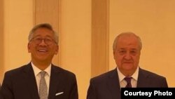 АКШнын Түштүк жана Борбор Азия боюнча жардамчысы Дональд Лу жана Өзбекстандын Коопсуздук кеңешинин төрага орун басары Абдулазиз Камилов.