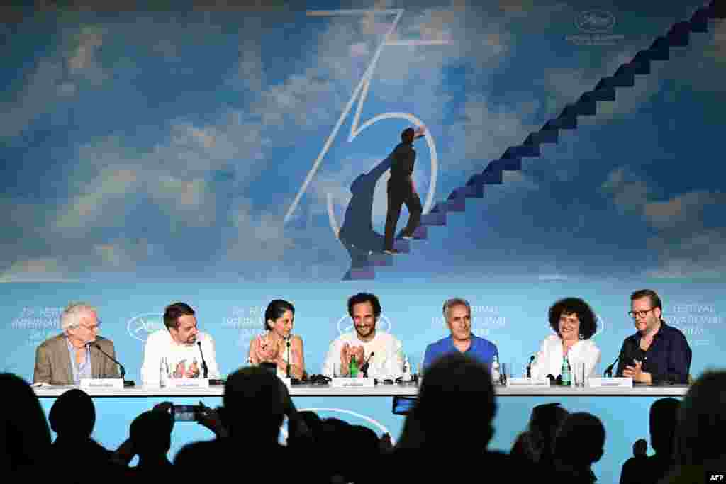 زر امیرابراهیمی در کنار علی عباسی و دیگر عوامل فیلم در نشست خبری فیلم عنکبوت مقدس در جشنواره کن امسال