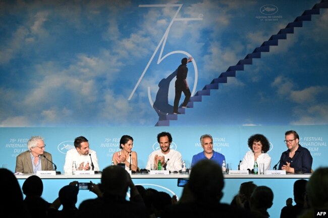 زهرا امیرابراهیمی در نشست خبری فیلم عنکبوت مقدس در حاشیه نمایش فیلم در فستیوال کن در کنار علی عباسی کارگردان فیلم (وسط)