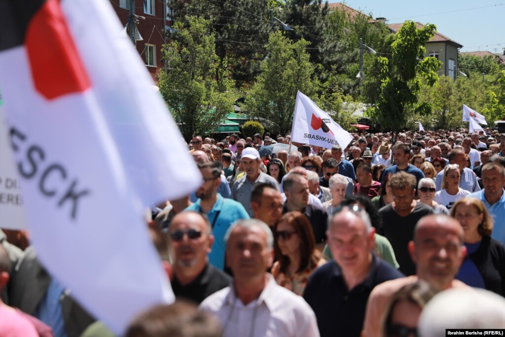 Pjesëmarrës në protestë ishin edhe punëtorët e sistemit shëndetësor, ata të Doganës dhe administratës publike.