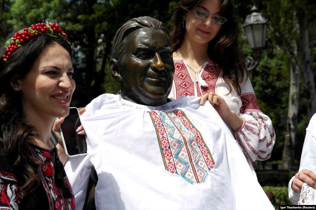 Gratë vendosin një këmishë mbi monumentin e këngëtarit ukrainas, Leonid Utyosov, në Lviv. Utyosov është një këngëtar i famshëm i epokës sovjetike dhe një aktor komik, të cilit iu dha titulli Artist i Popullit i B.R.S.S në vitin 1965.