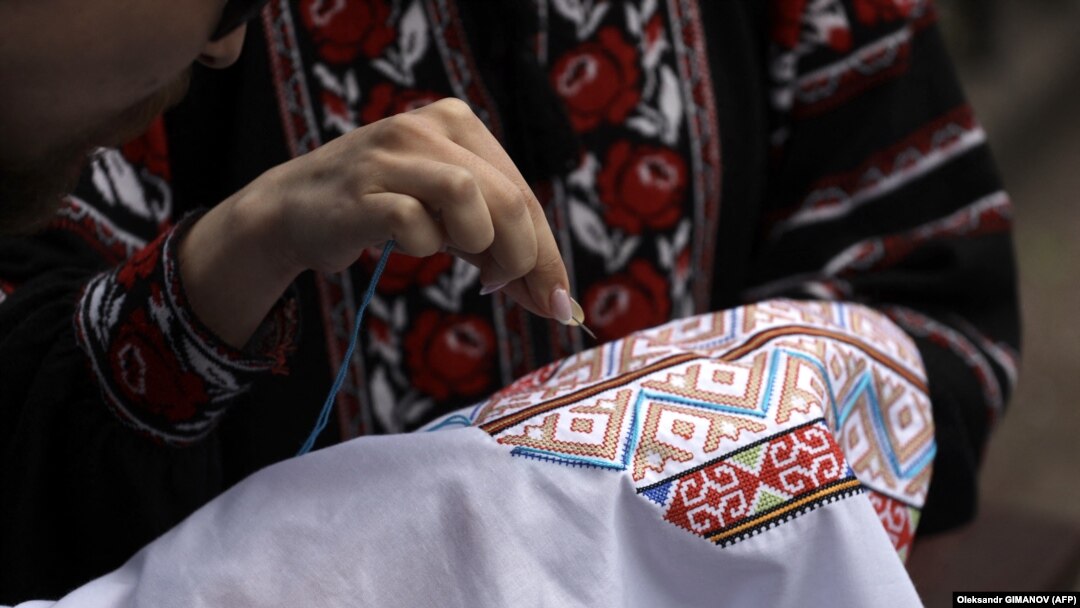 În 2022, președintele României a promulgat o lege prin care ziua de 24 iunie devine „Ziua Iei”. Comunitatea La Blouse Roumaine a sărbătorit pentru prima oară acest eveniment în 2013. 