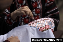 Женщина вышивает рубашку, Львов, 19 мая