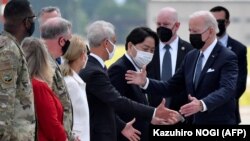 Ministrul de externe al Japoniei, Yoshimasa Hayashi (centru), ambasadorul SUA în Japonia, Rahm Emanuel (centru-stânga) și președintele american Joe Biden, la baza aeriană Yokota din Fussa, prefectura Tokyo, 22 mai 2022.